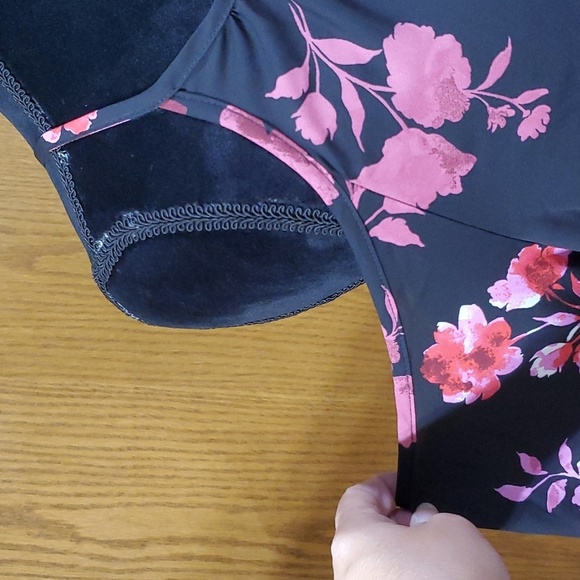 Torrid cold shoulder dusty purple floral rose pattern on black - Picture 2 of 7